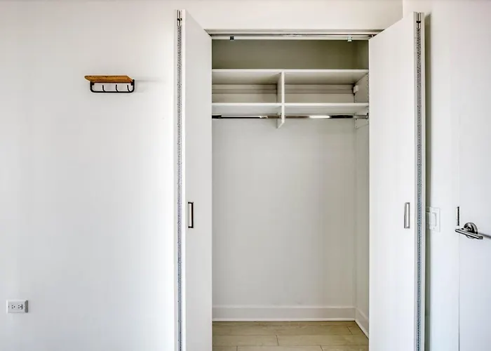 W Loop W Gym Pool Coworking Nr Uic Chi-435
